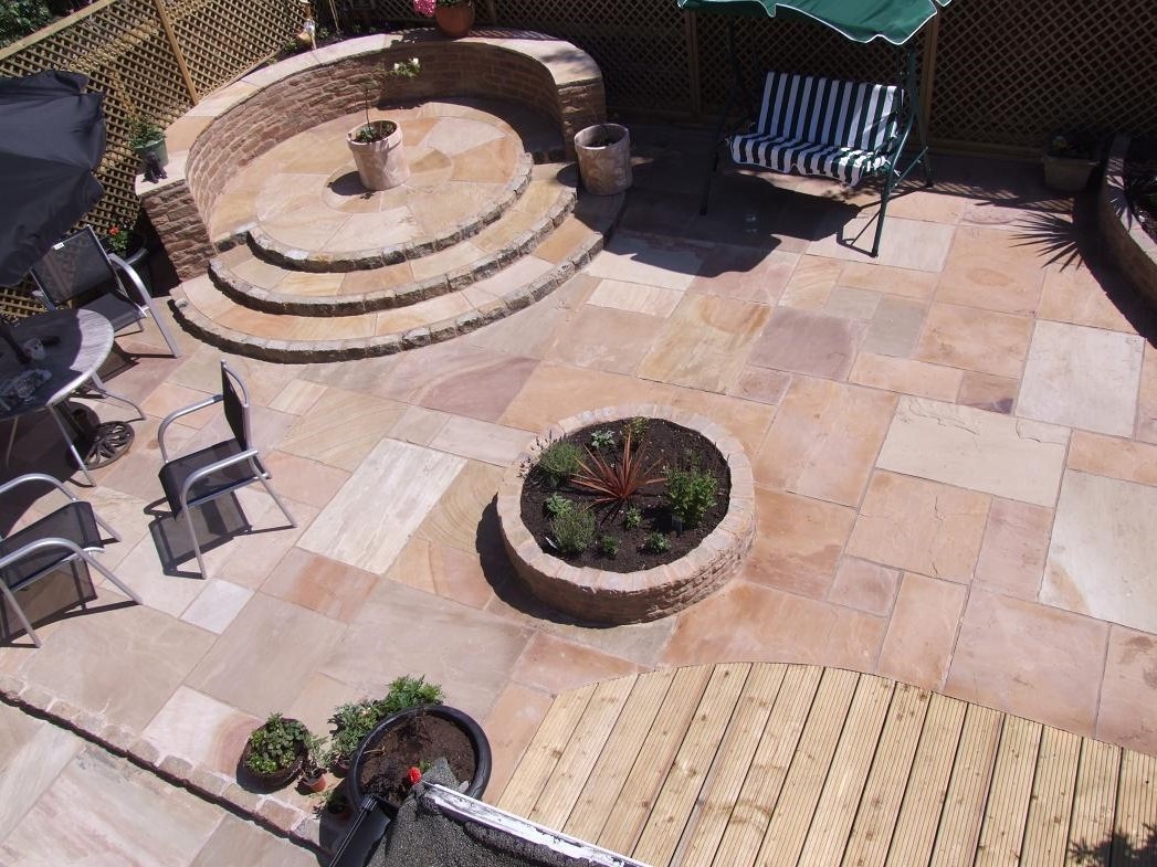 Rippon Rose Indian Sandstone Natural Paving Circle 2.7 Diameter with squaring off kit