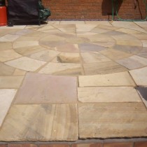 Fossil Mint Indian Sandstone Natural Paving Circle 2.7 Diameter with Squaring off kit